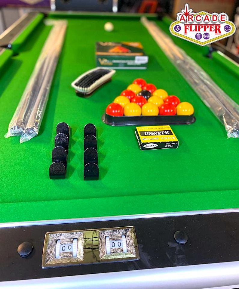 Billard Sardi — vue d'angle avec cadre aluminium et tapis vert compétition