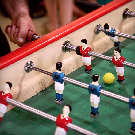Partie de babyfoot sur un Bonzini B60 - joueurs en aluminium injecté et barres télescopiques